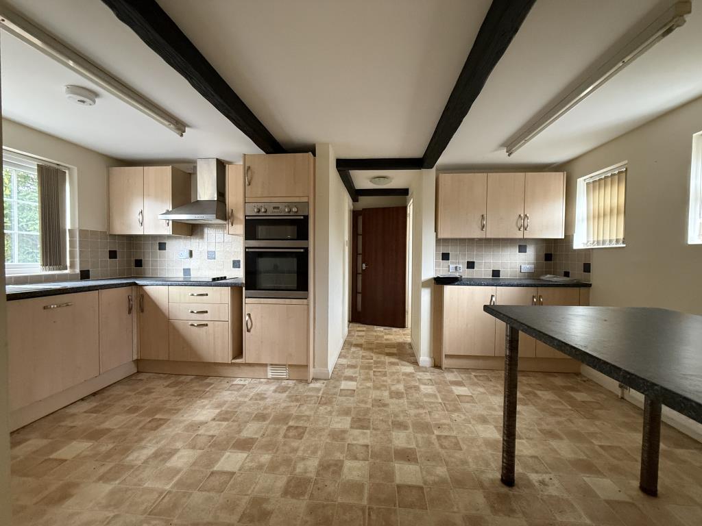 Lot: 77 - FOUR-BEDROOM COTTAGE REQUIRING MODERNISATION - Spacious kitchen